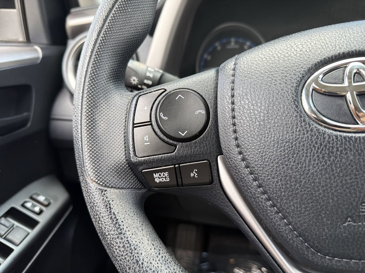 Used 2017 Toyota RAV4 LE FWD image 24