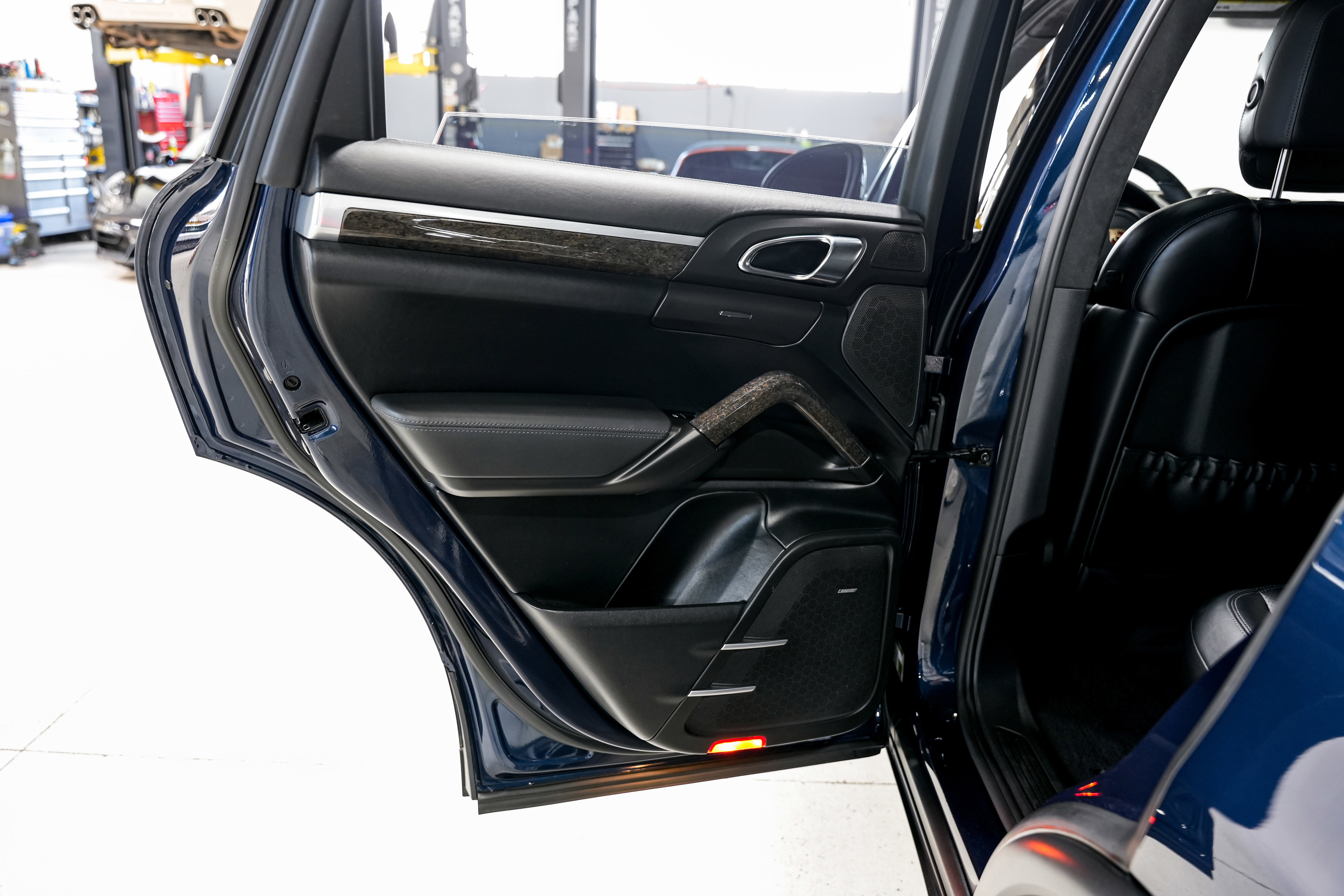 Used 2012 Porsche Cayenne Turbo image 33