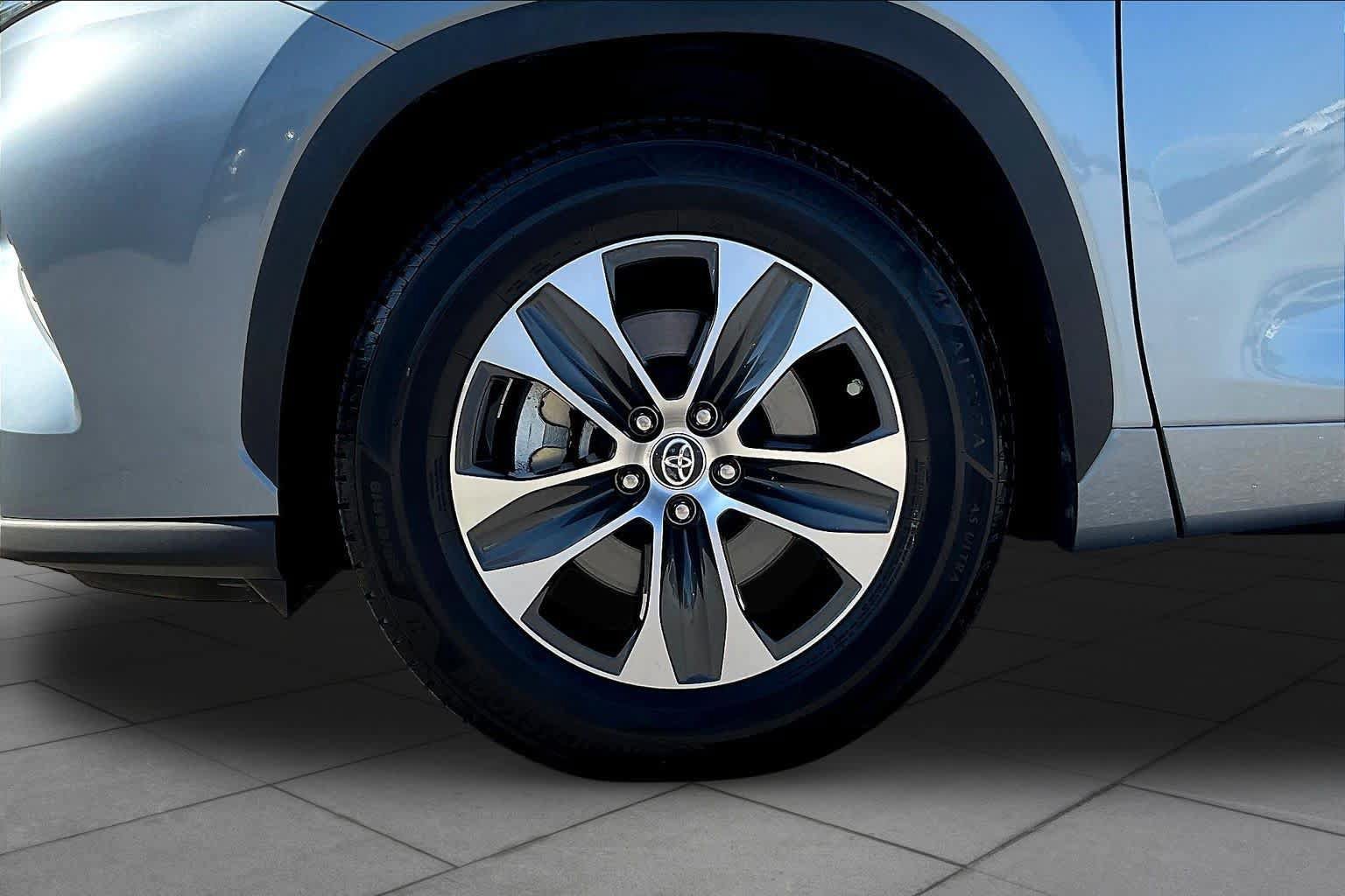 Used 2022 Toyota Highlander XLE FWD image 11