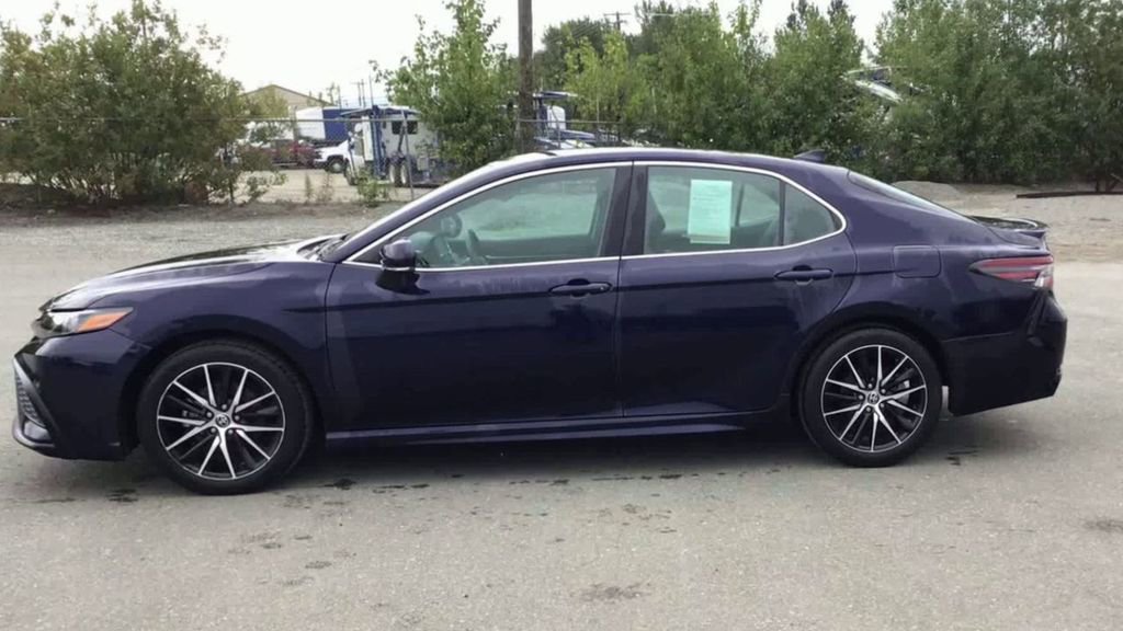 Used 2022 Toyota Camry SE image 5