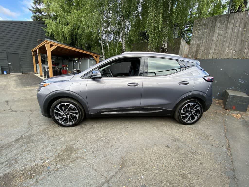 Used 2023 Chevrolet Bolt EUV Premier w/ Sun & Sound Package FWD image 3