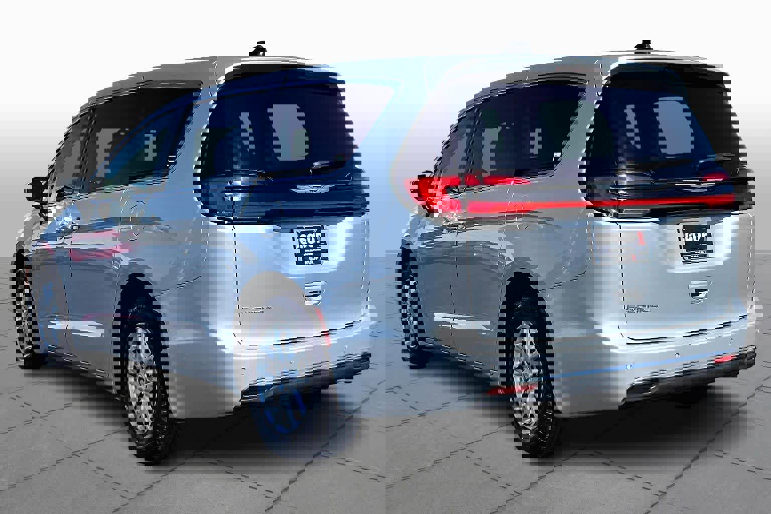 Used 2023 Chrysler Pacifica Touring-L image 11