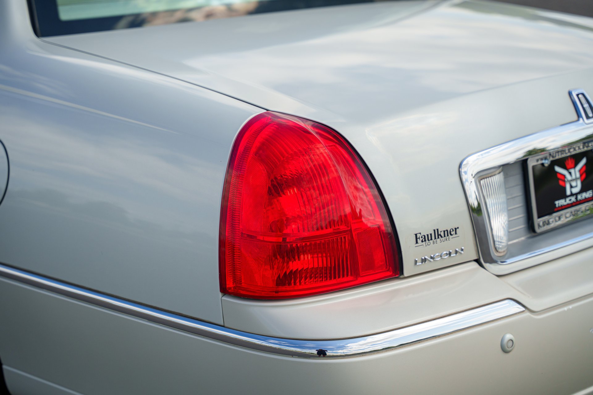 Used 2004 Lincoln Town Car Ultimate RWD image 28