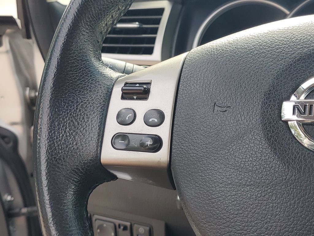 Used 2010 Nissan Versa Hatchback w/ Premium Pkg FWD image 21