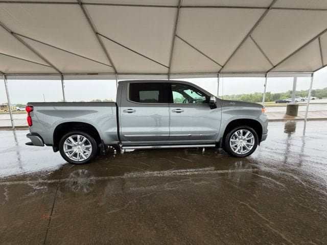 Used 2025 Chevrolet Silverado 1500 High Country AWD/4WD image 2