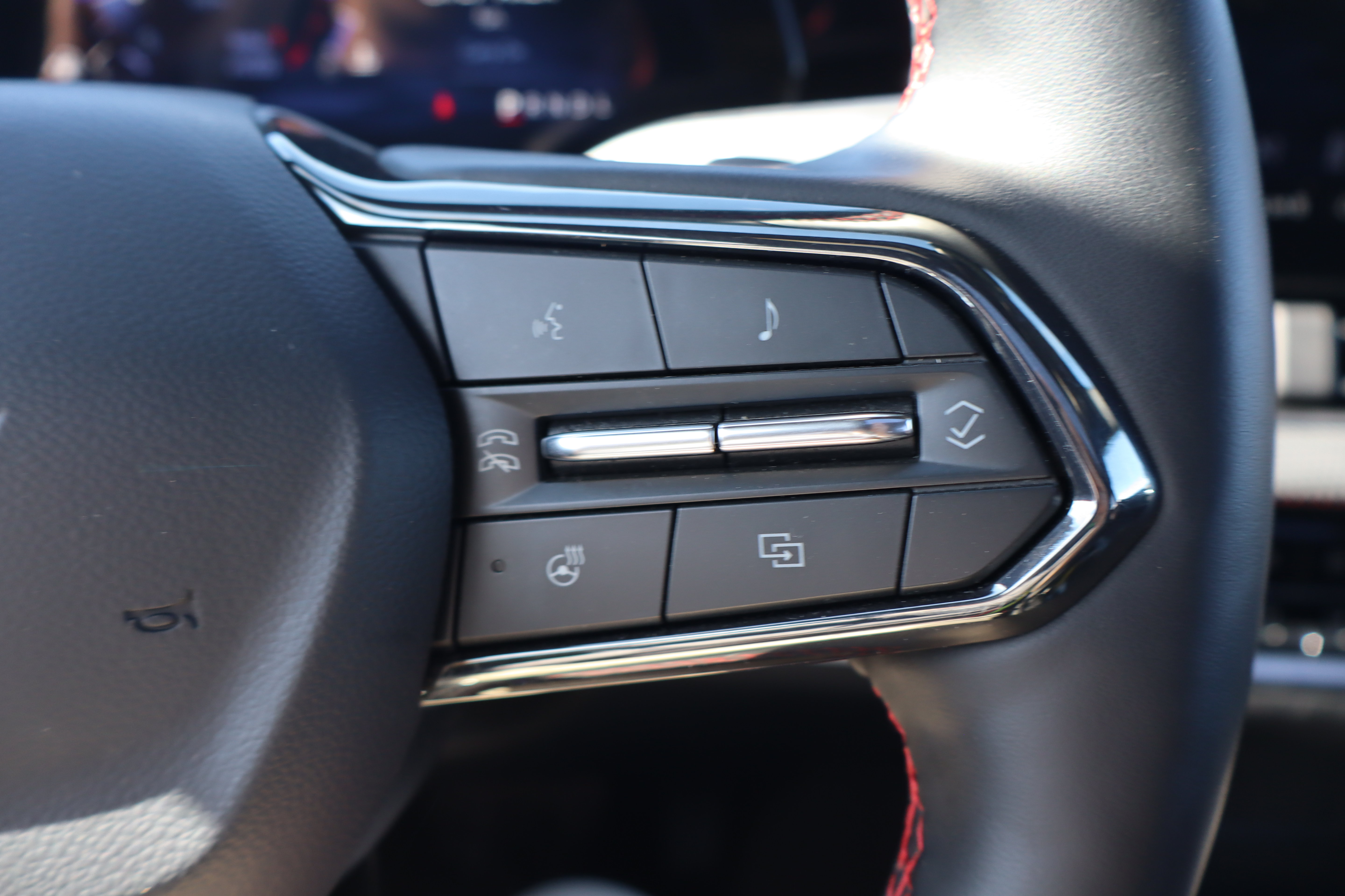 Used 2025 Chevrolet Equinox RS AWD/4WD image 16