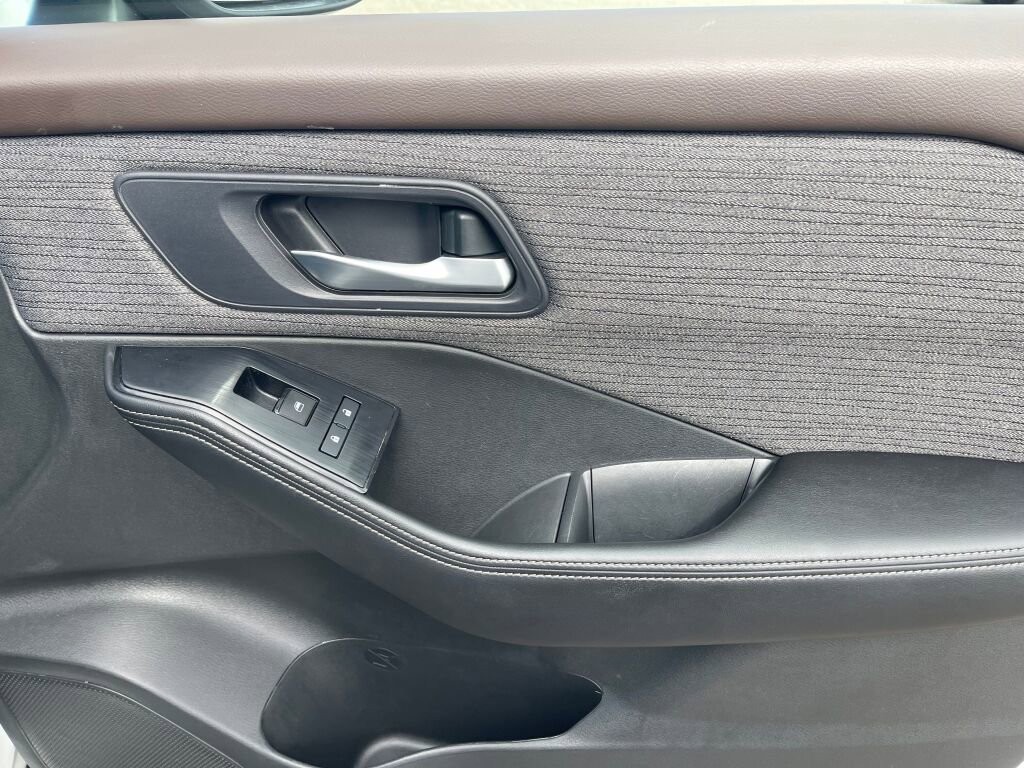 Used 2023 Nissan Rogue SV image 31