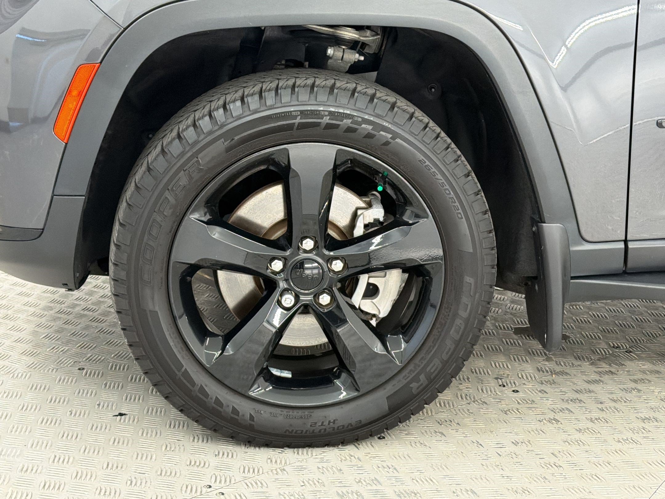 Used 2023 Jeep Grand Cherokee L Laredo AWD/4WD image 12