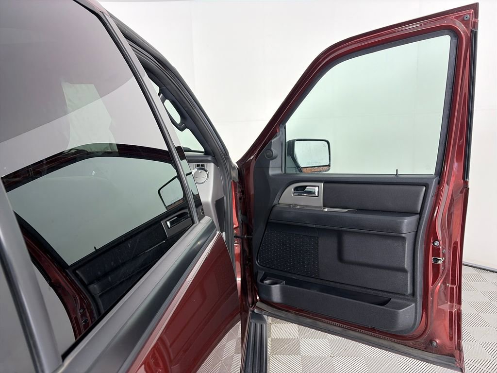 Used 2017 Ford Expedition XLT w/ Equipment Group 202A AWD/4WD image 31