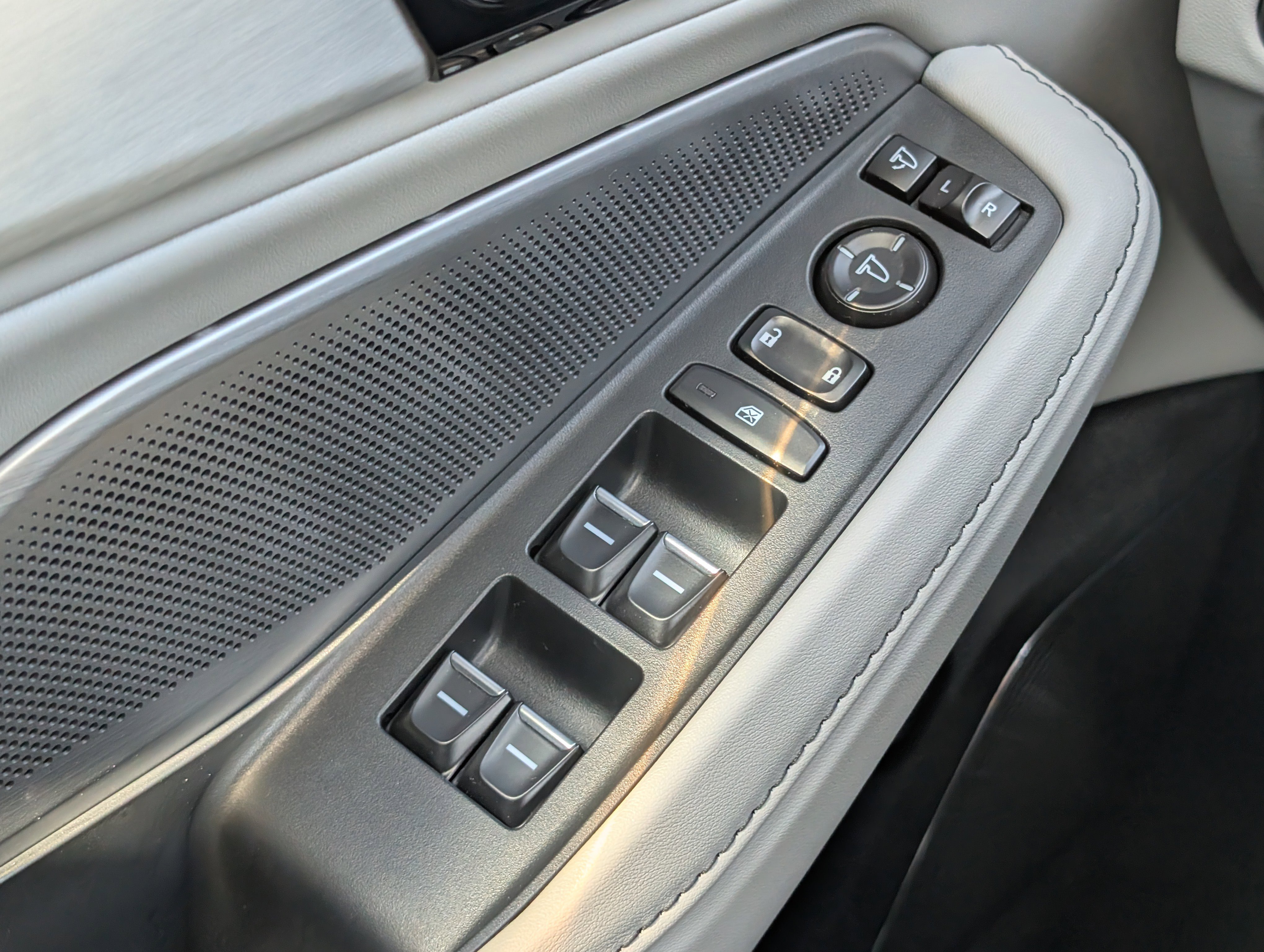 Certified 2025 Acura MDX FWD w/ Technology Package image 24