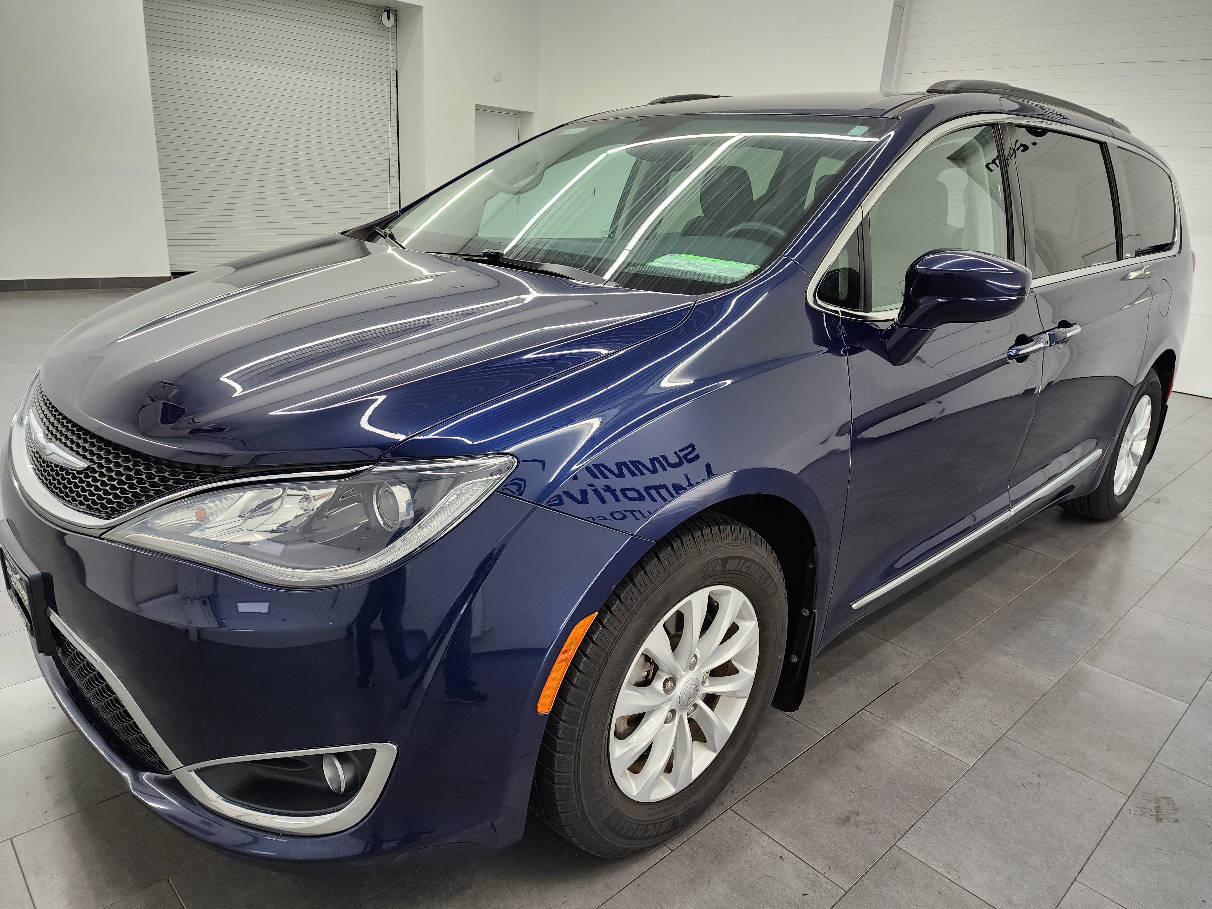 Used 2017 Chrysler Pacifica Touring-L FWD image 7
