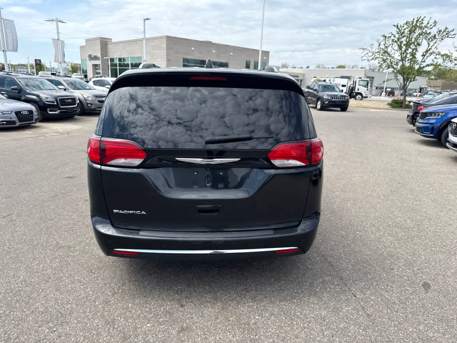 Used 2019 Chrysler Pacifica Touring-L FWD image 6
