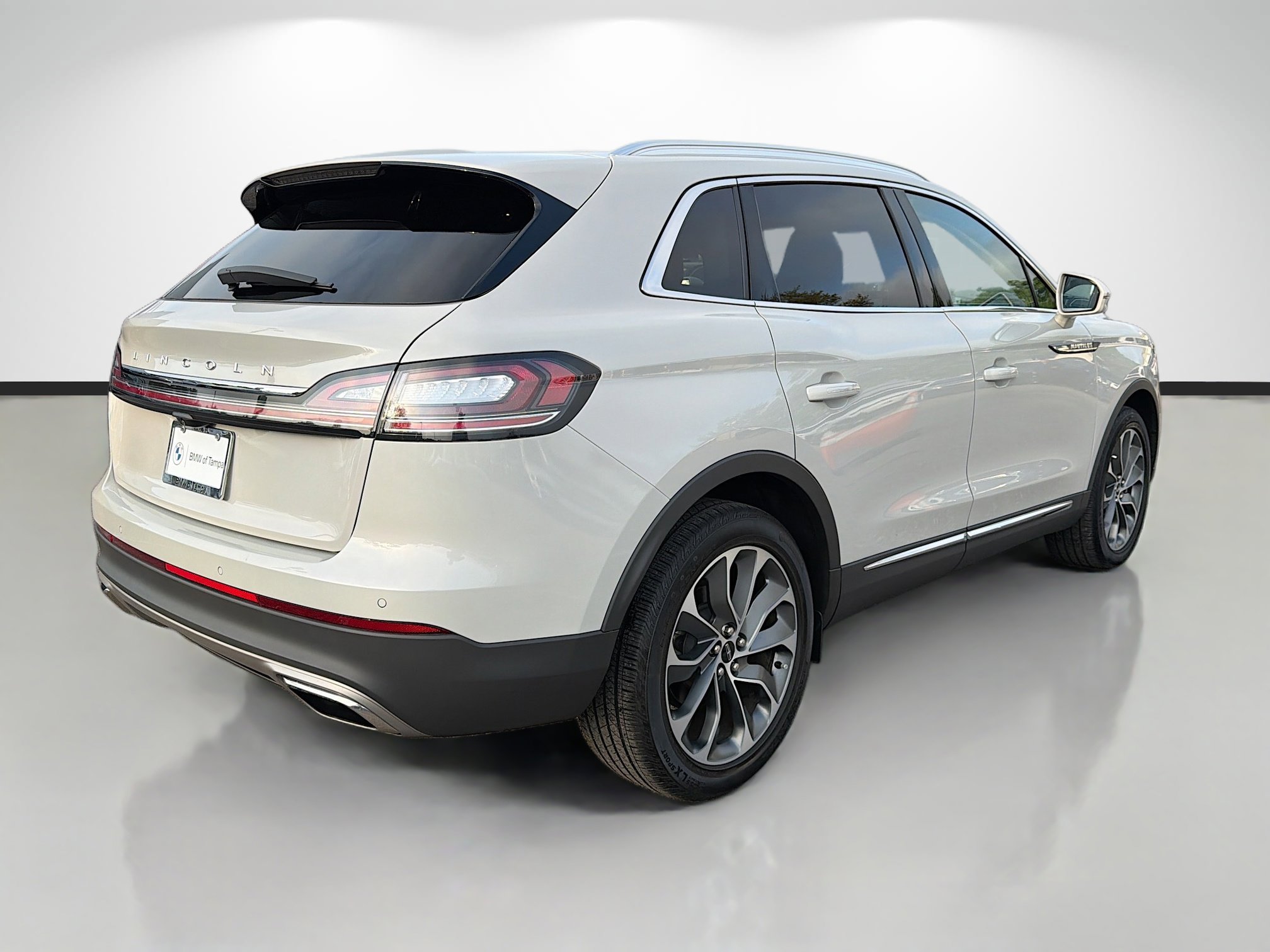 Used 2023 Lincoln Nautilus Reserve image 3