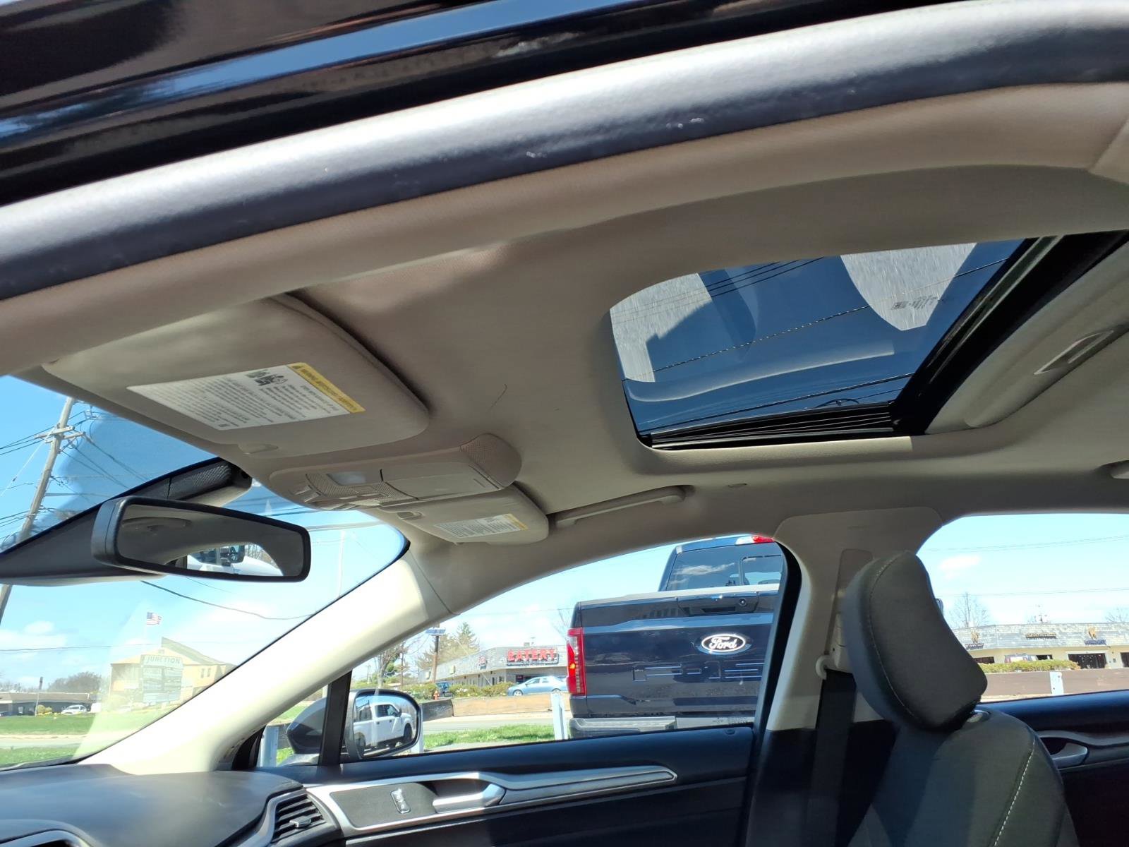 Used 2020 Ford Fusion SE image 11