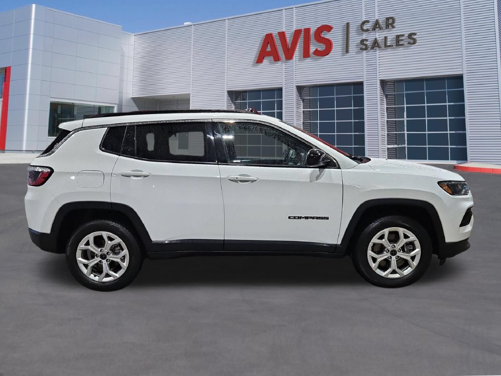 Used 2025 Jeep Compass Latitude w/ Sun & Sound Group AWD/4WD image 5