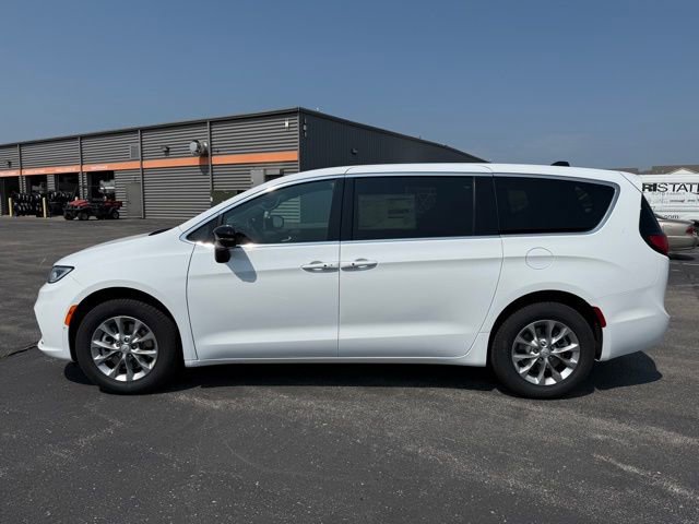New 2026 Chrysler Pacifica Select image 3