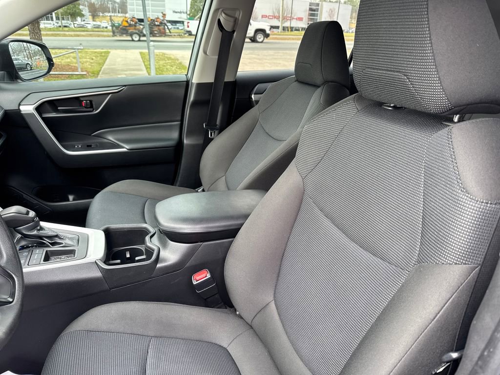 Used 2022 Toyota RAV4 LE image 9