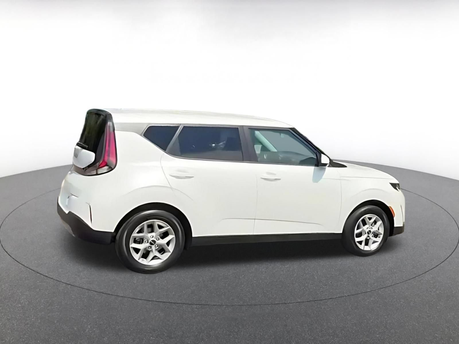 Used 2025 Kia Soul LX w/ LX Technology Package FWD image 14