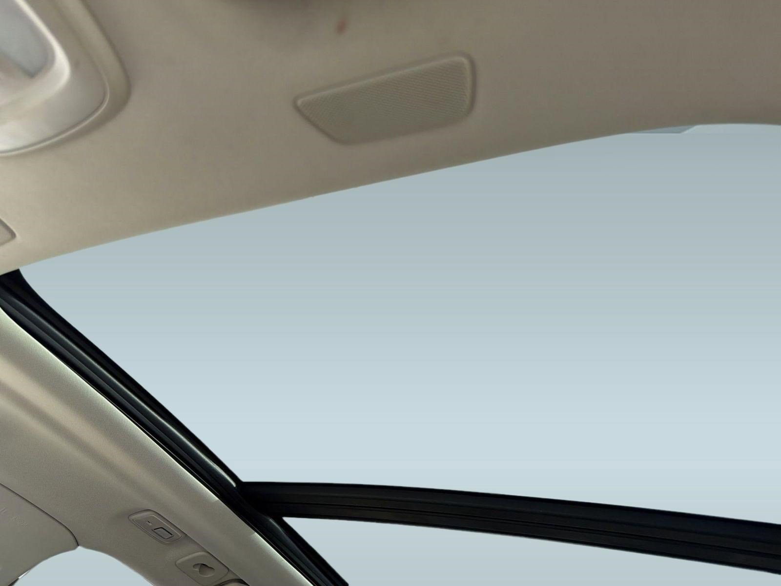 Used 2025 Volvo XC60 T8 Plus w/ Protection Package Premier image 15