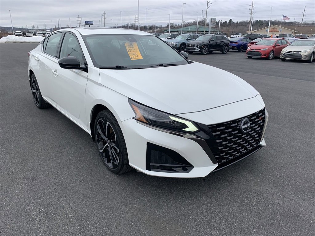 Used 2024 Nissan Altima 2.5 SR w/ SR Premium Package image 2