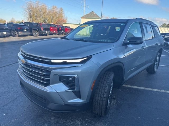 Used 2025 Chevrolet Traverse LT image 7