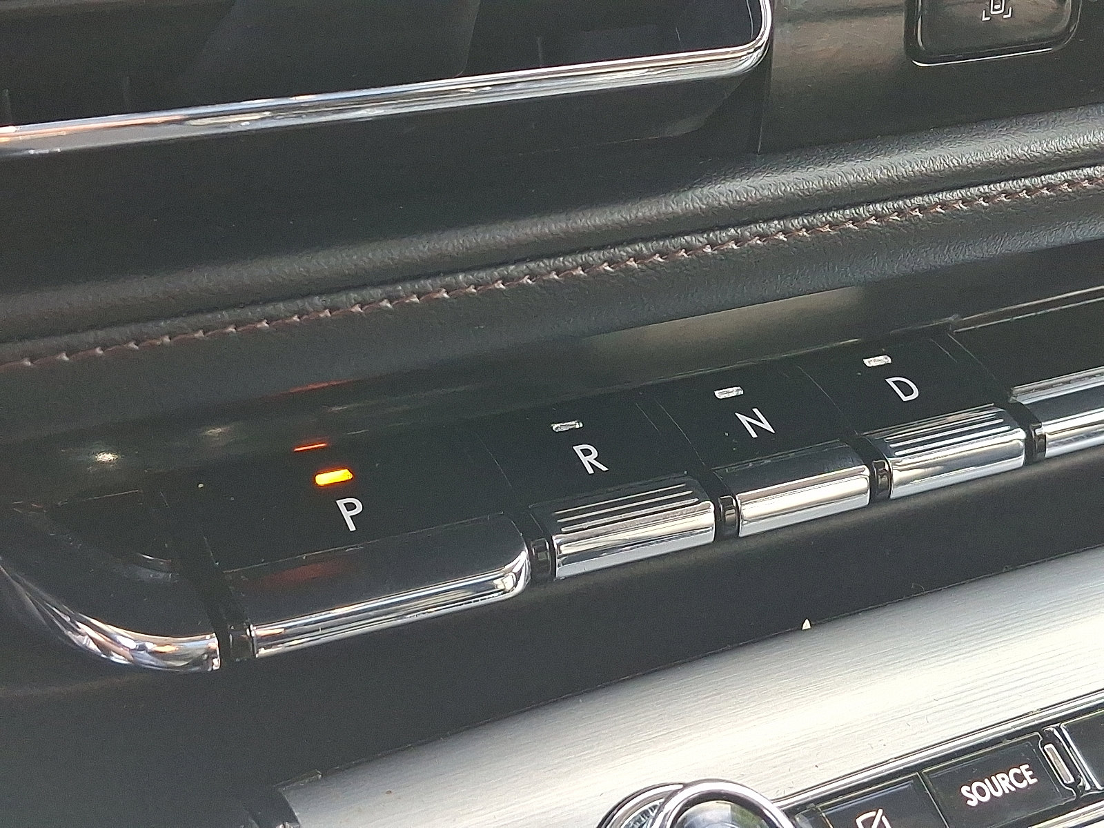 Used 2023 Lincoln Aviator Standard w/ Premium Package image 16