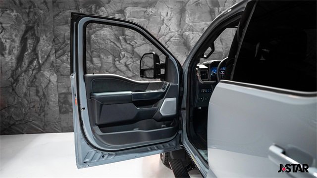 Used 2025 Ford F450 Platinum w/ FX4 Off-Road Package image 4