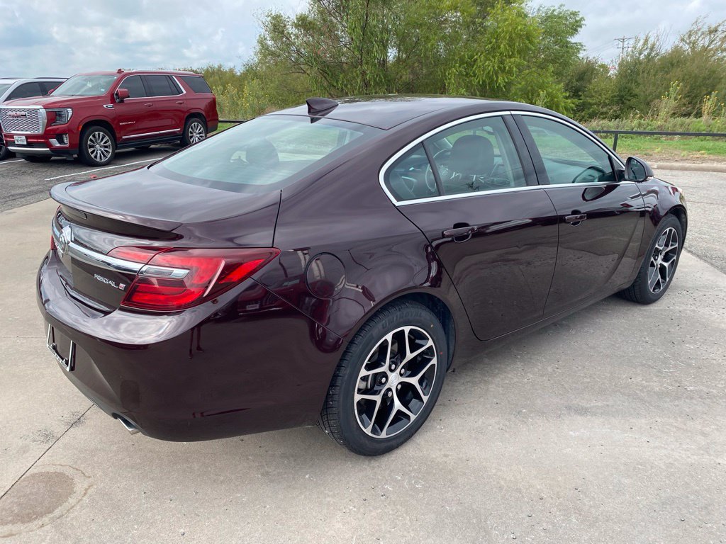 Used 2017 Buick Regal Sport Touring FWD image 5