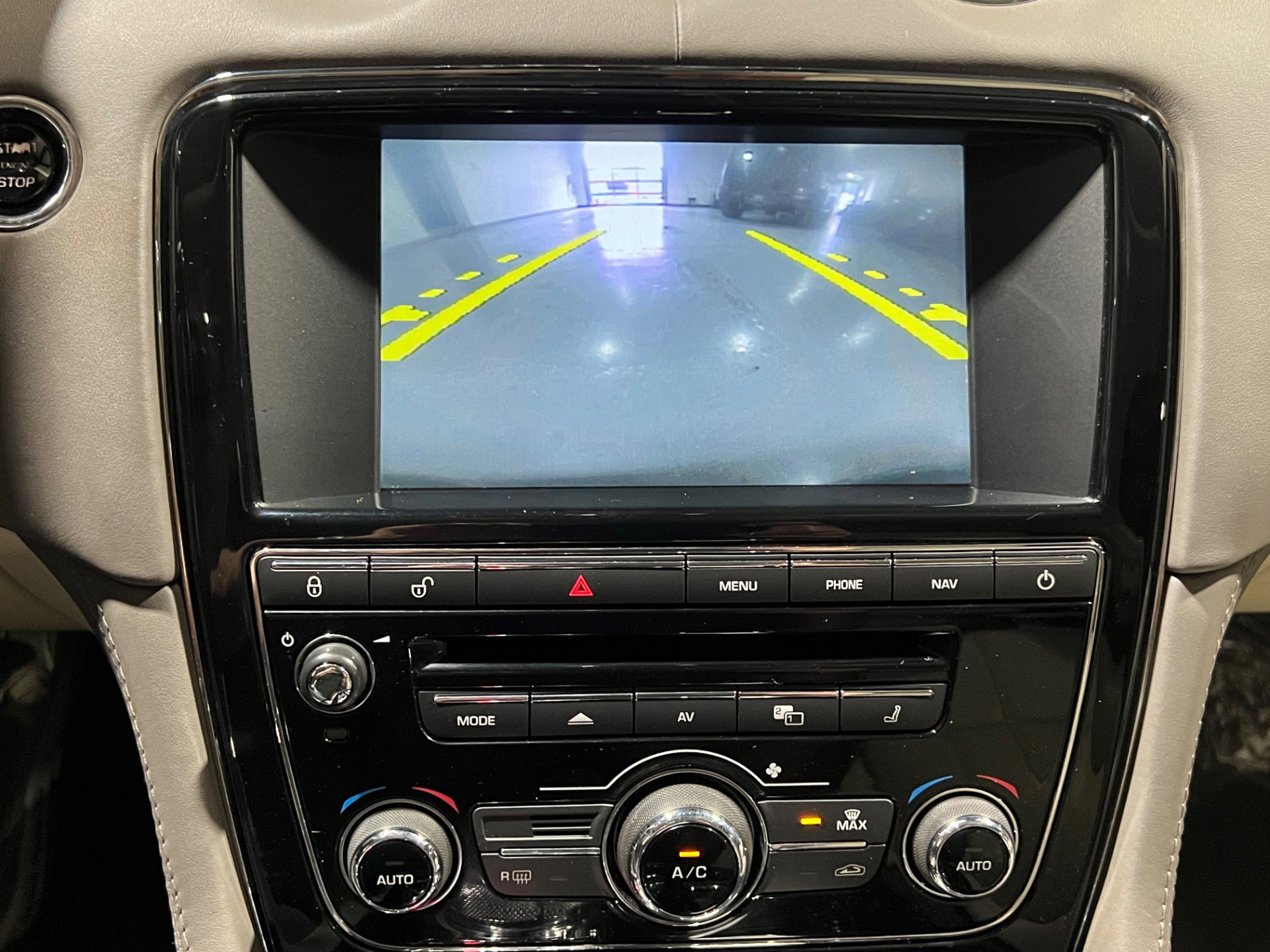 Used 2015 Jaguar XJ L Portfolio RWD image 30