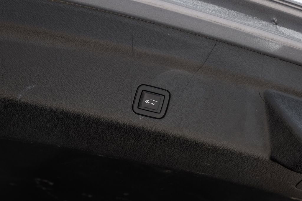 Used 2022 Chevrolet Suburban LT w/ Luxury Package image 59