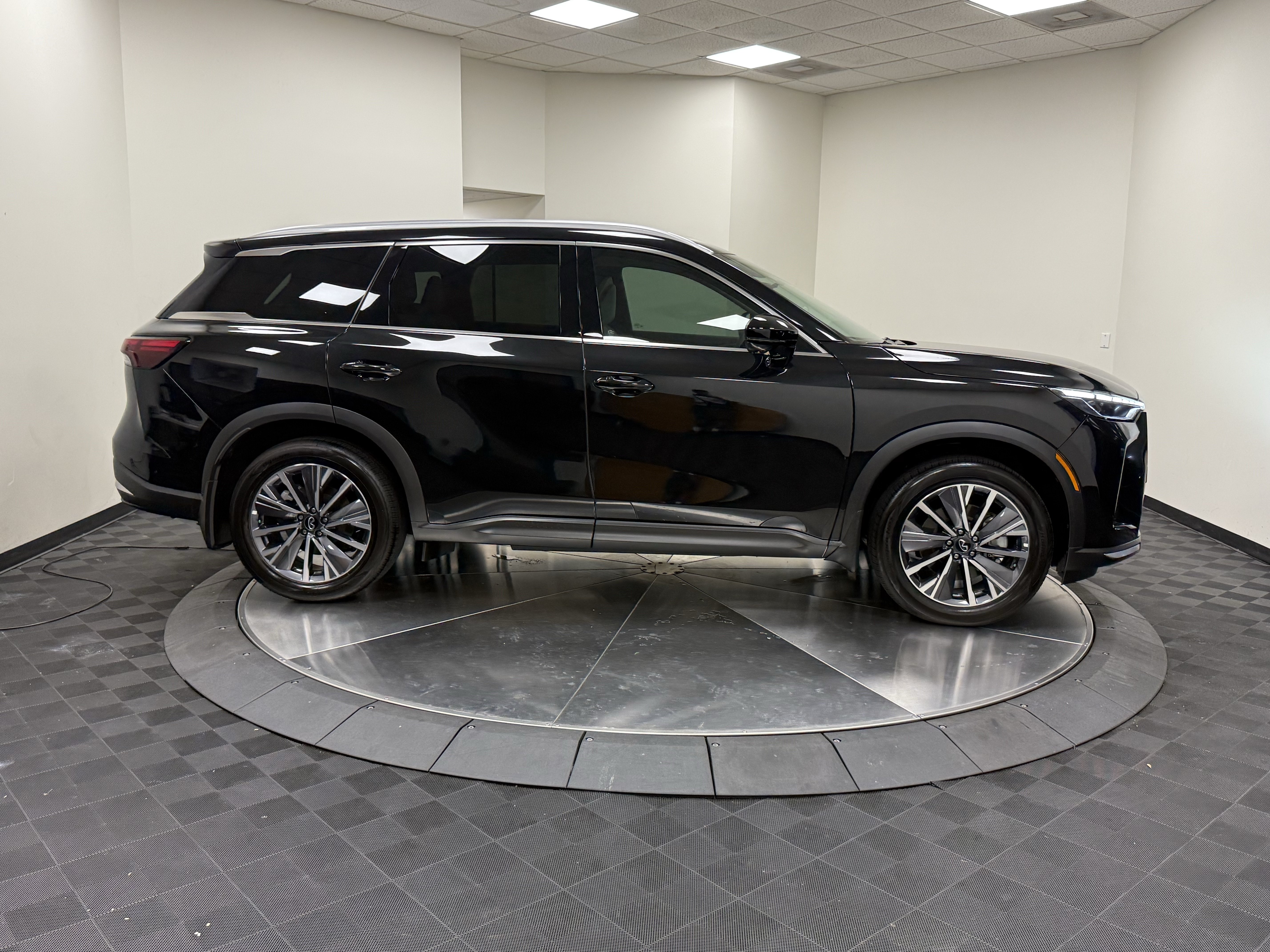 Used 2027 INFINITI QX60 Luxe w/ Cargo Package FWD image 8