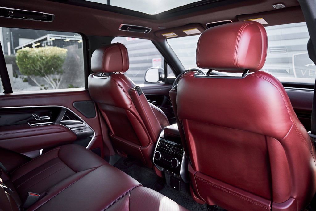 Used 2025 Land Rover Range Rover SE image 38