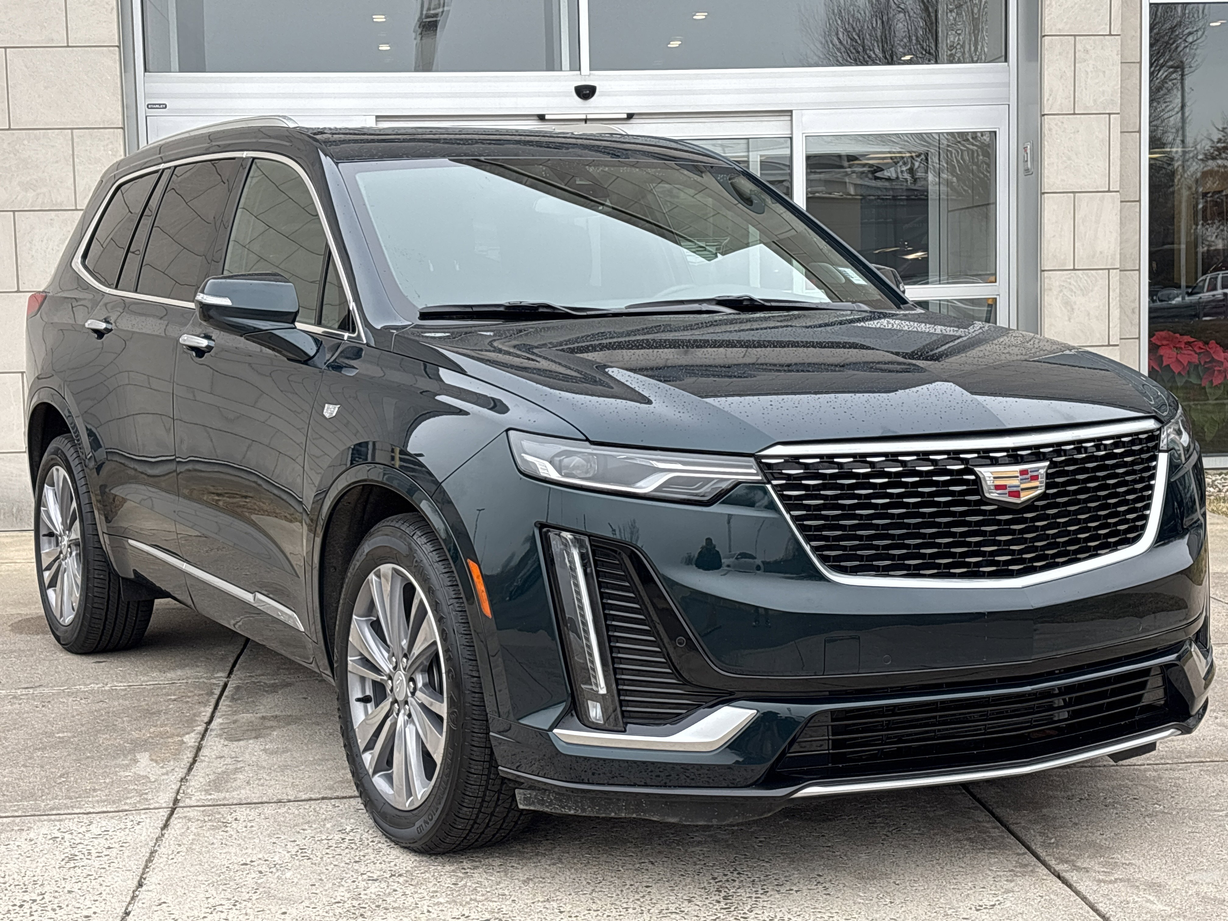 Used 2025 Cadillac XT6 Premium Luxury image 2