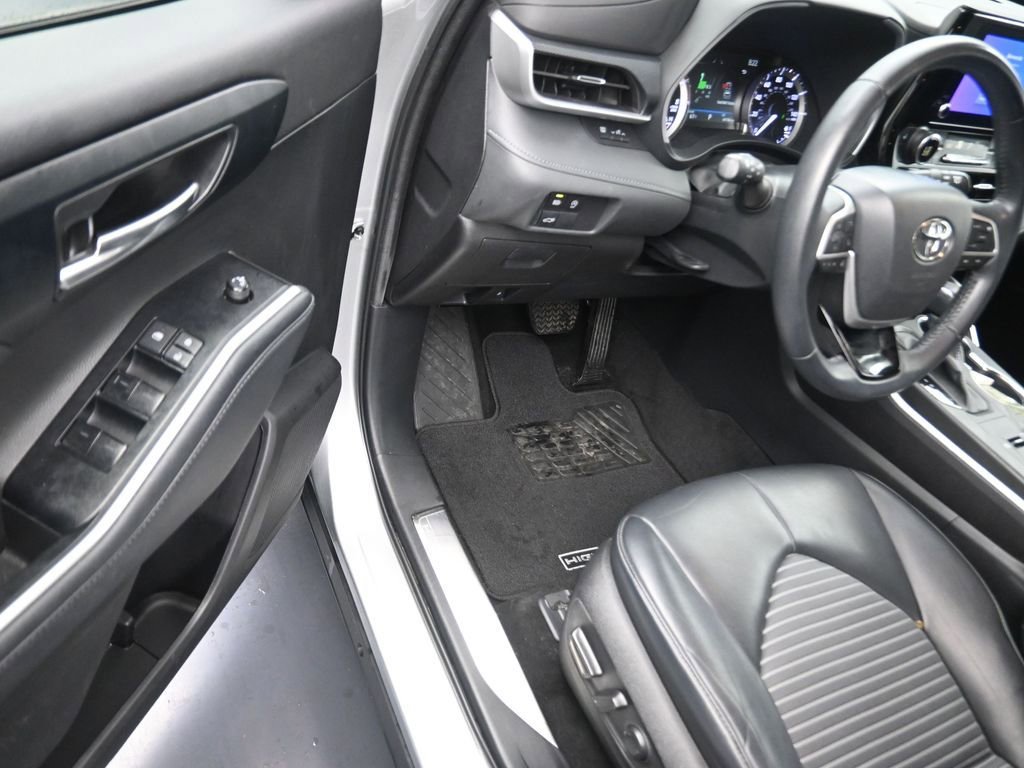 Used 2023 Toyota Highlander XSE FWD image 12