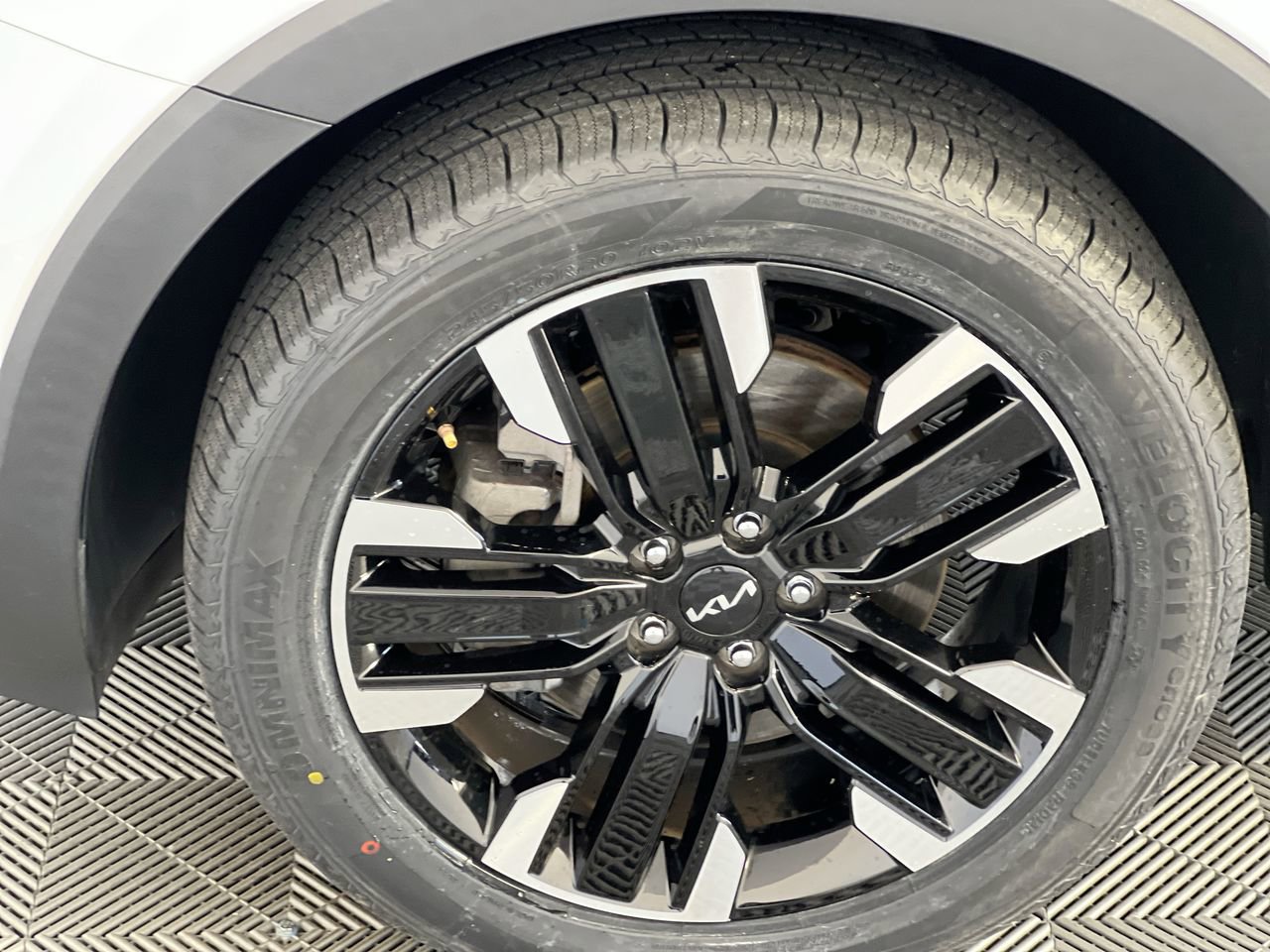 Certified 2024 Kia Telluride SX w/ Towing Package image 11