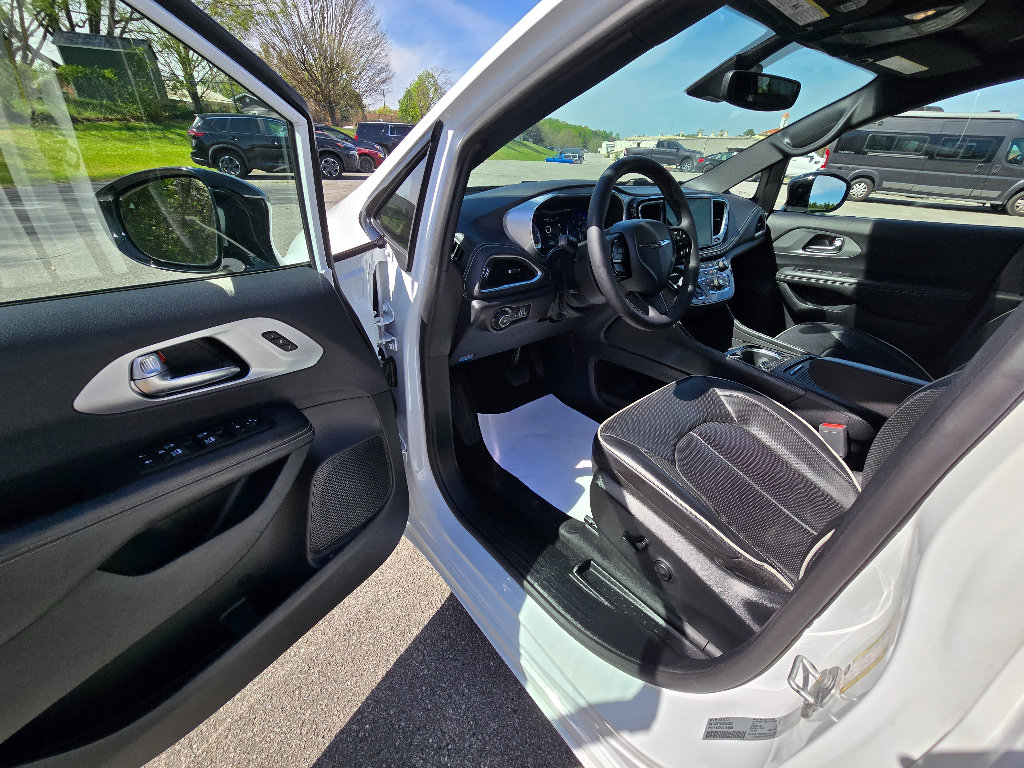Used 2025 Chrysler Pacifica Limited FWD image 10