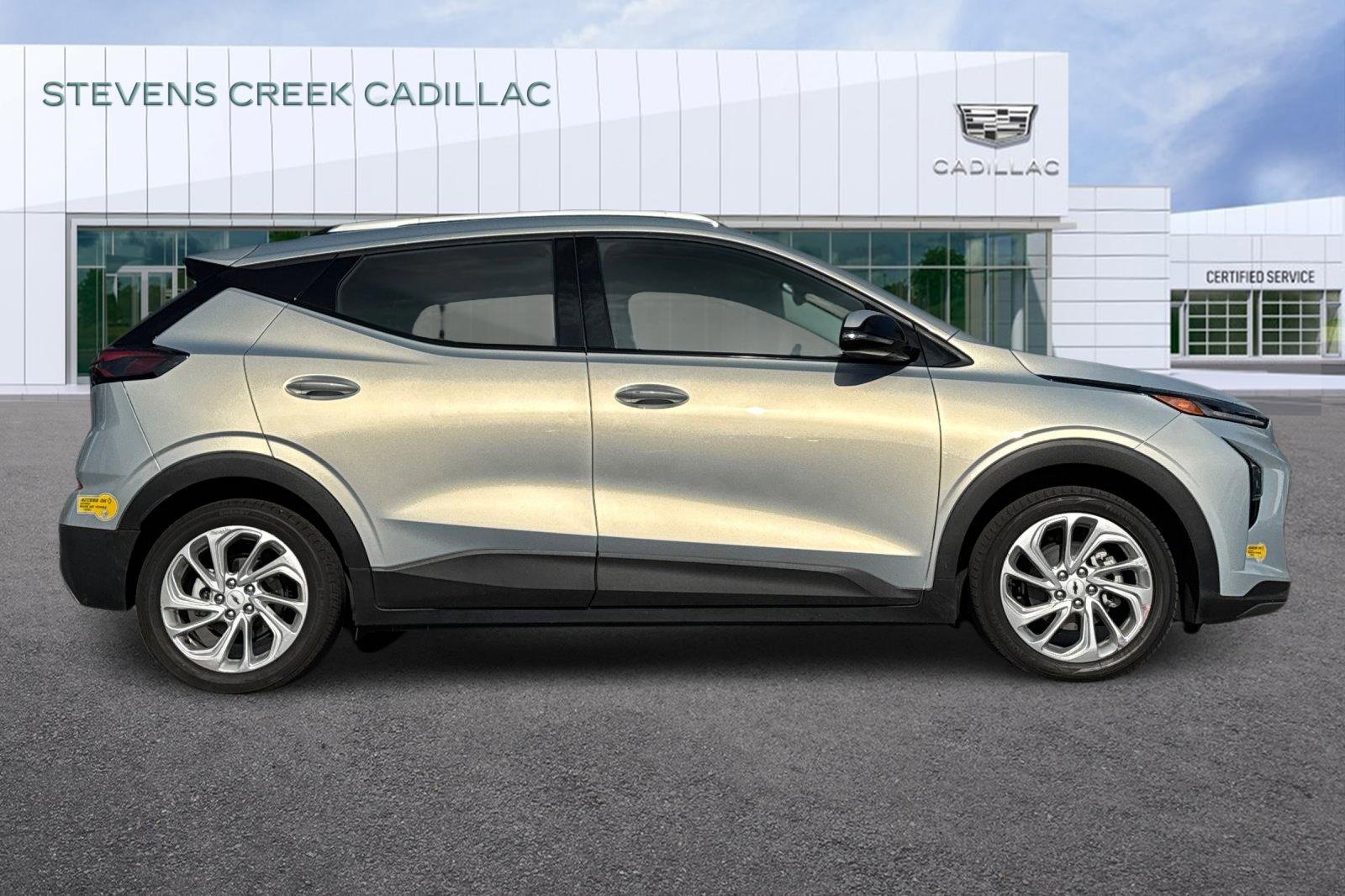 Used 2023 Chevrolet Bolt EUV LT w/ Comfort Package image 2