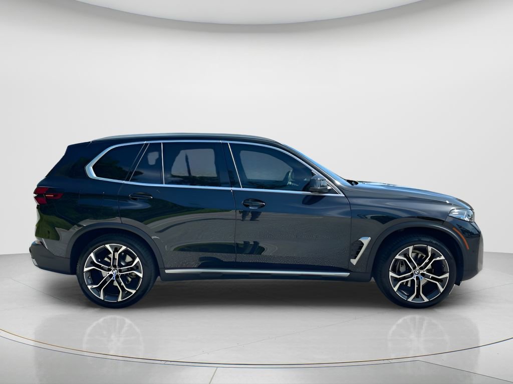 Used 2025 BMW X5 xDrive40i w/ Parking Assistance Package AWD/4WD image 4