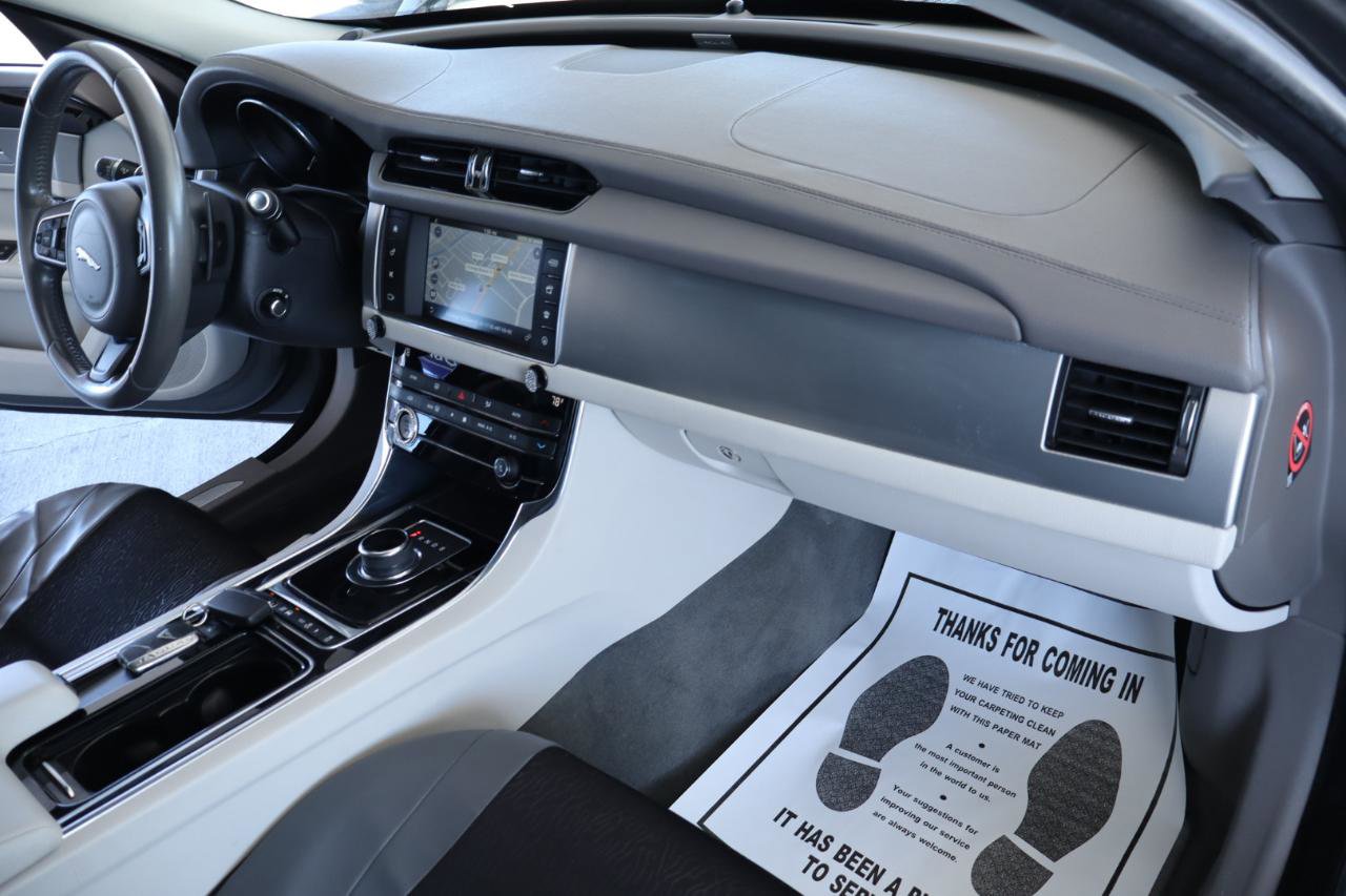 Used 2017 Jaguar XF Premium image 42
