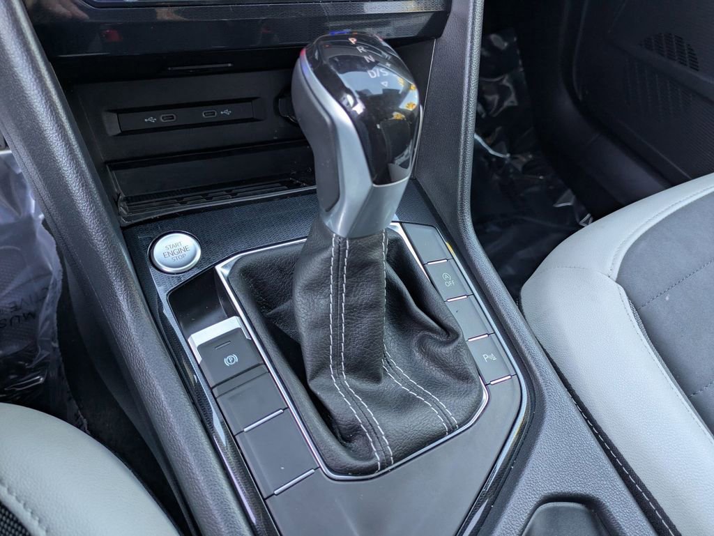 Certified 2025 Volkswagen Taos SE FWD image 11