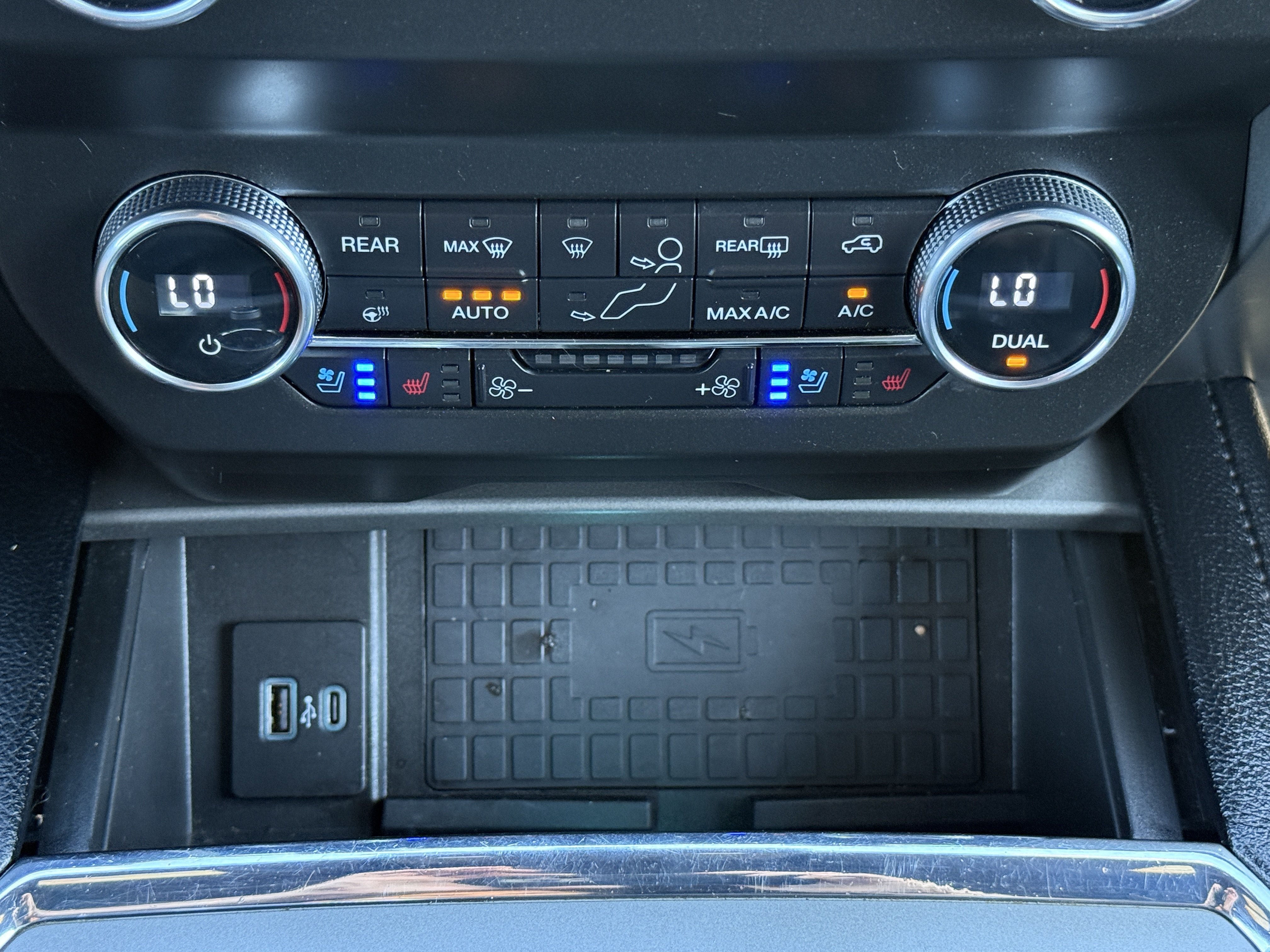 Used 2020 Ford Expedition XLT w/ Equipment Group 202A AWD/4WD image 28