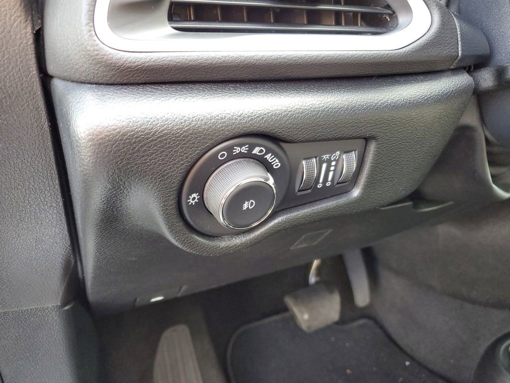 Used 2025 Chrysler Pacifica Select image 13