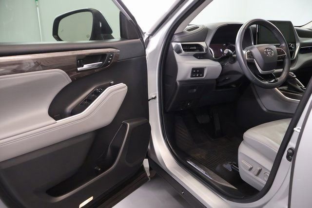 Used 2022 Toyota Highlander Platinum AWD/4WD image 9
