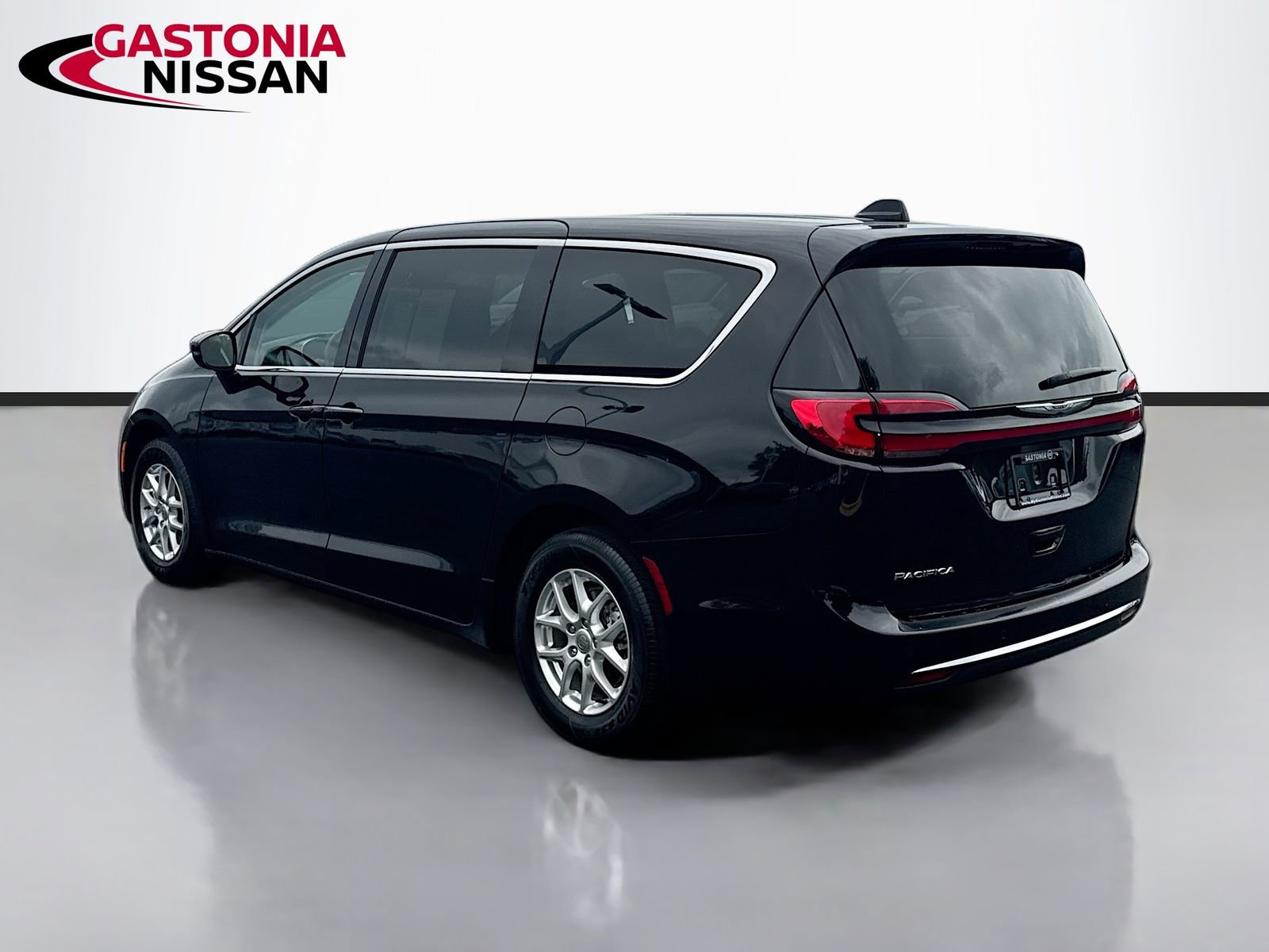 Used 2024 Chrysler Pacifica Touring-L FWD image 6