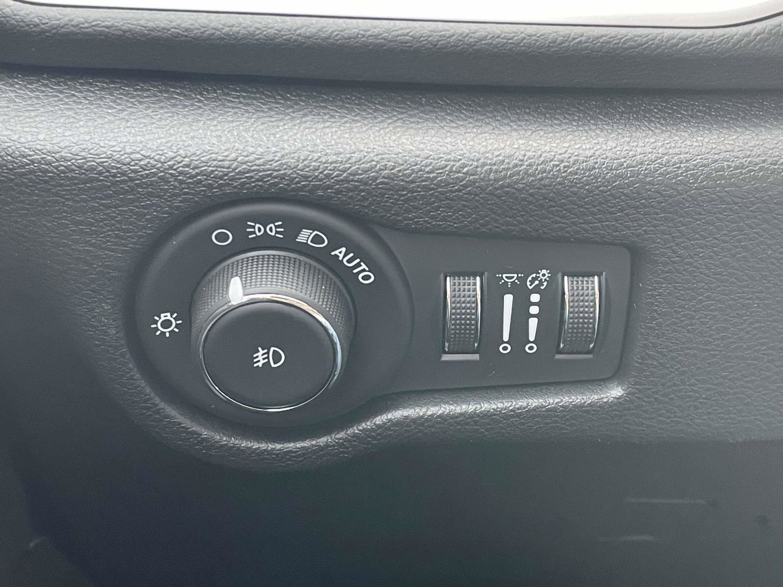 Used 2025 Chrysler Pacifica Select image 24