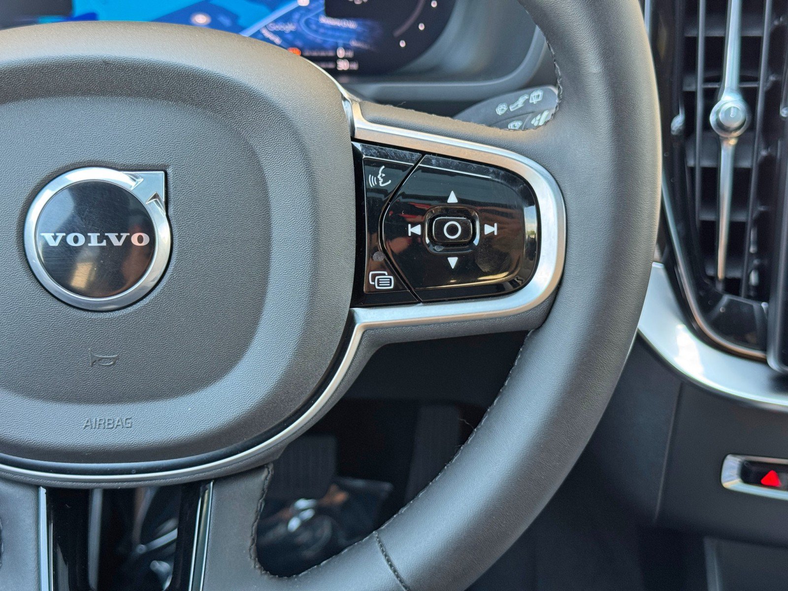 Used 2025 Volvo XC90 T8 Plus w/ Protection Package Premier AWD/4WD image 24