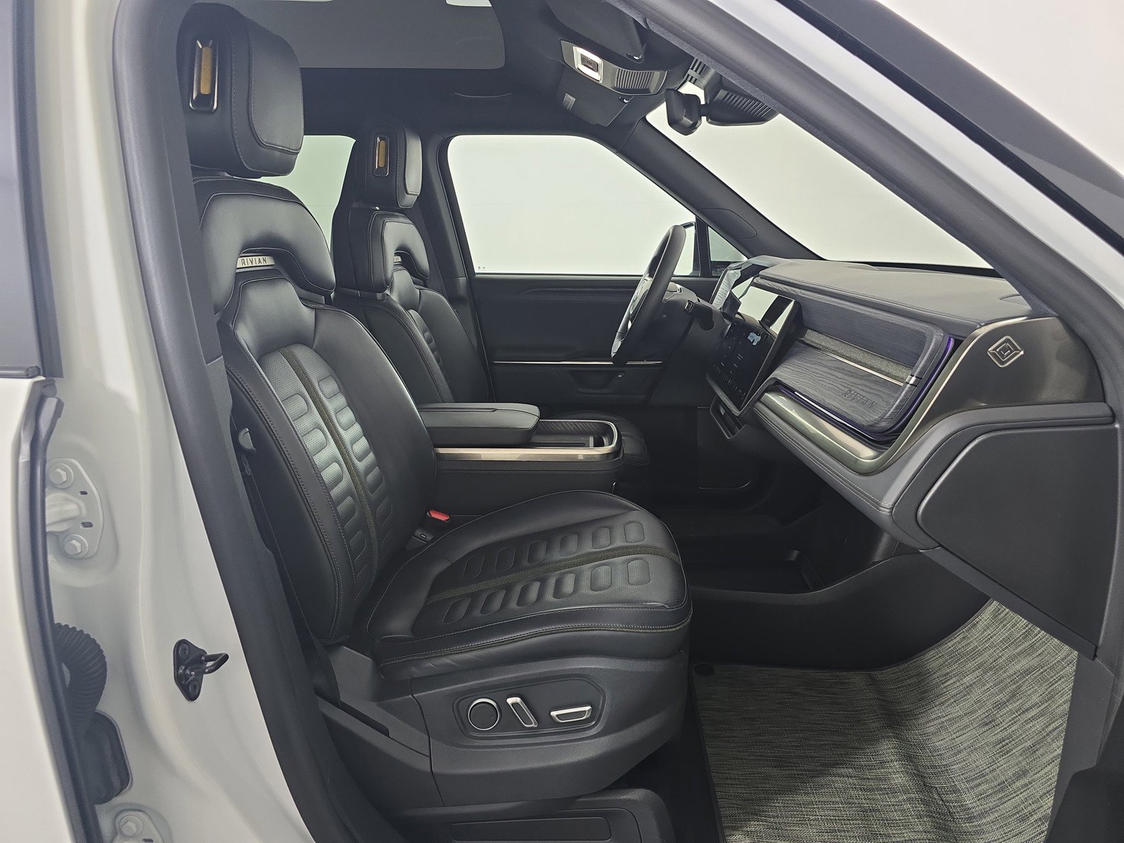 Used 2025 Rivian R1S Adventure AWD/4WD image 24