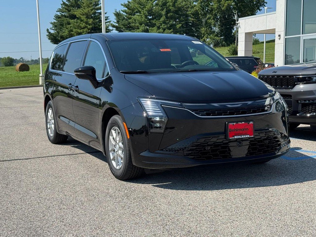 New 2027 Chrysler Pacifica Select FWD image 2