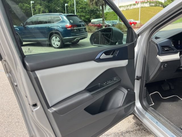 Used 2023 Volkswagen Taos SE w/ Panoramic Sunroof Package AWD/4WD image 5
