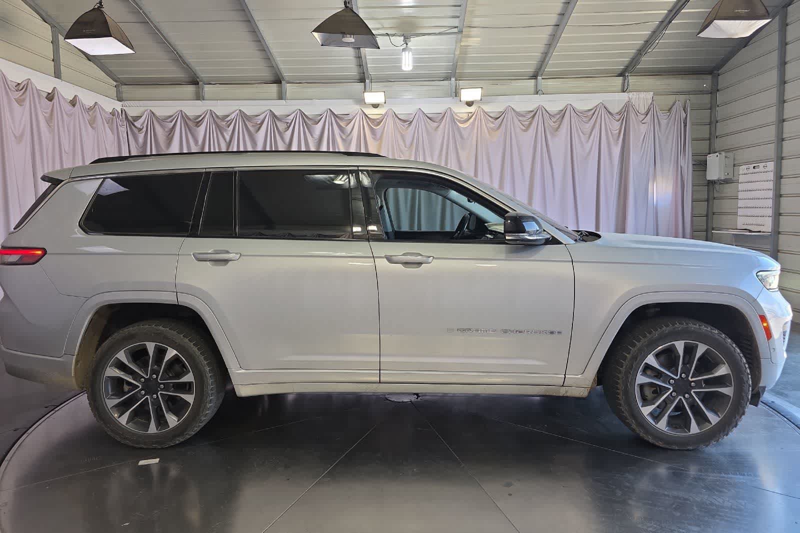 Used 2021 Jeep Grand Cherokee L Overland w/ Advanced Protech Group III AWD/4WD image 9